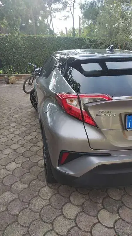 Usata Toyota C-HR Active 98 CV (72 kW) 2017 Argento SUV