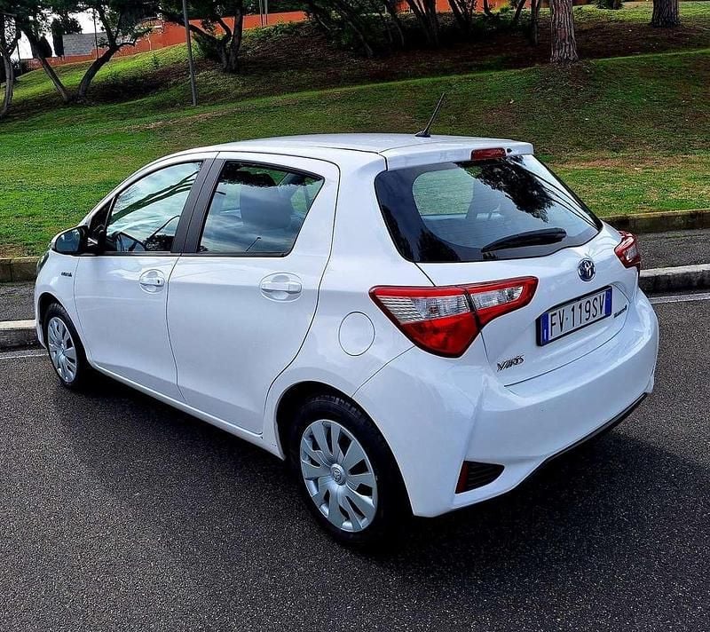 Usata Toyota Yaris Hybrid 73 CV (53 kW) 2019 Nero Berlina