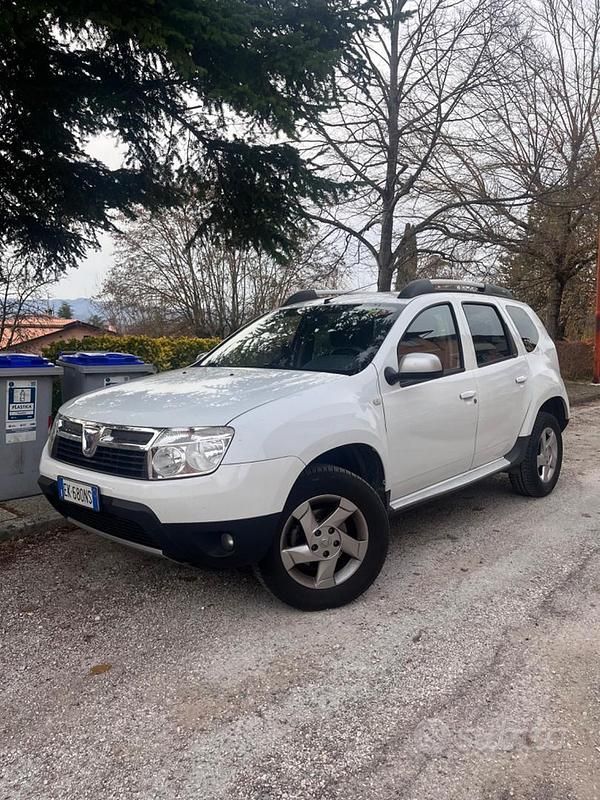 Bianco Usata 2011 Dacia Duster SUV | 6500 € (Buon prezzo) - Immagine 1/4
