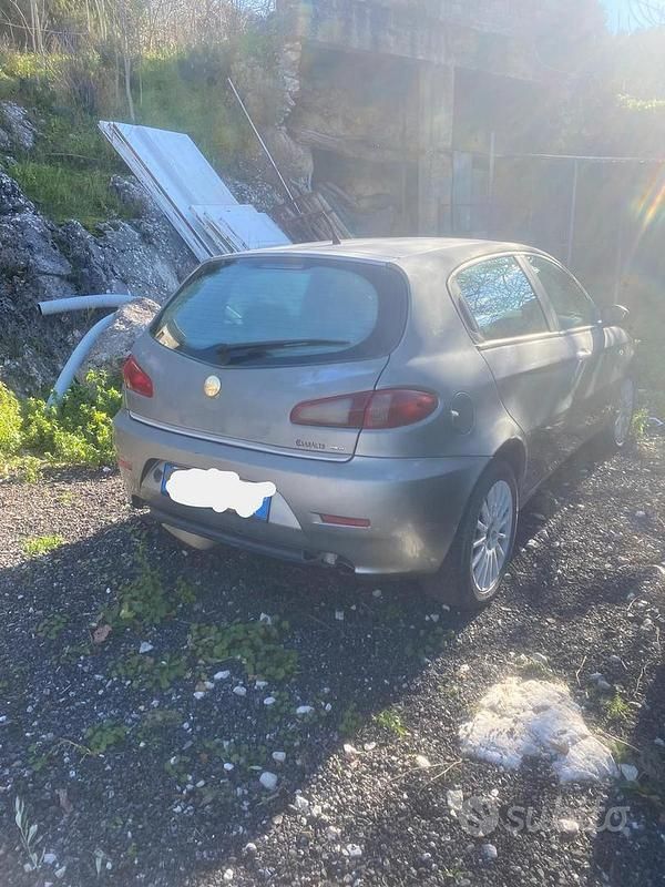 Second-hand Alfa Romeo 147 150 CP (110 kW) 2005 Gri Hatchback