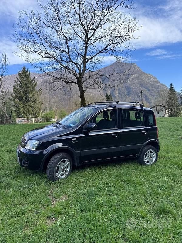 Usata Fiat Panda 4x4 Climbing 75 CV (55 kW) 2012 Nero Utilitaria