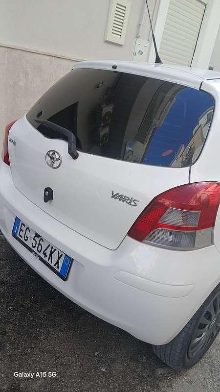 Usata Toyota Yaris 69 CV (50 kW) 2011 Bianco Berlina