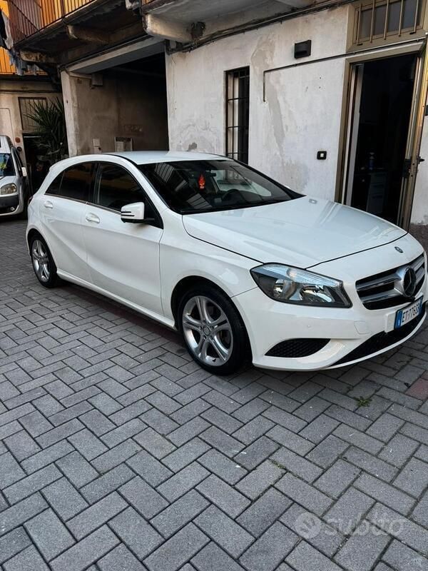 Bianco Usata 2014 Mercedes A180 Tre volumi | 12.900 € (Buon prezzo) - Immagine 1/4
