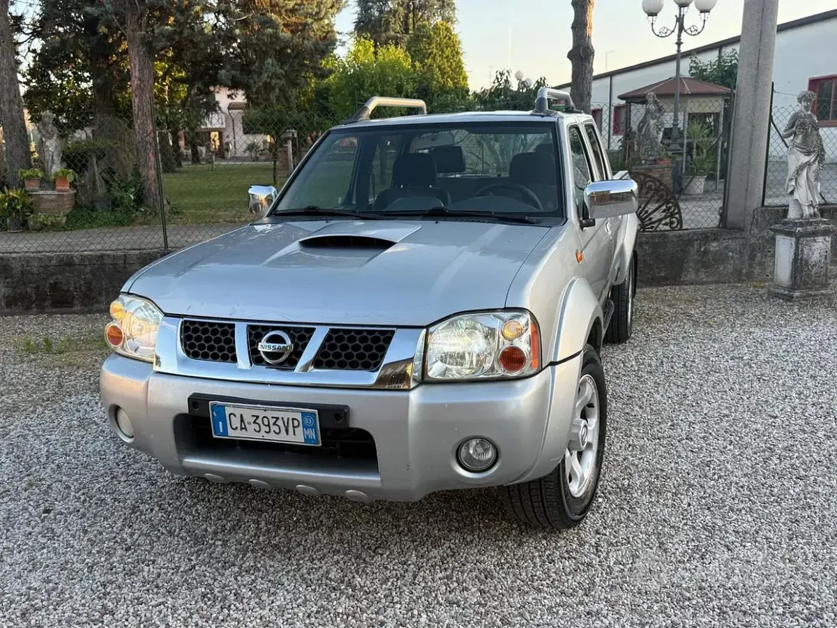 Usata Nissan Navara 133 CV (97 kW) 2003 Grigio Pick-up