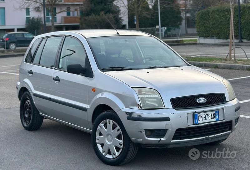 Usata Ford Fusion 80 CV (58 kW) 2004 Grigio Utilitaria