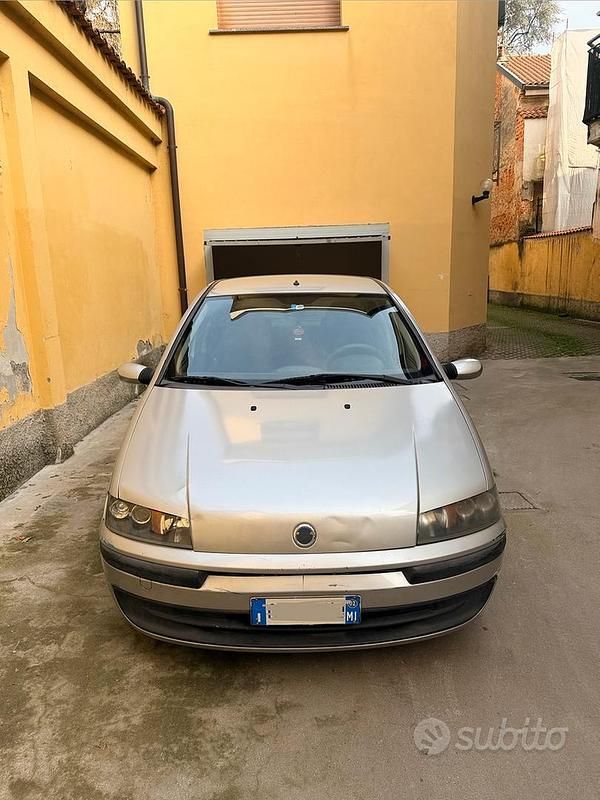 Usata Fiat Punto 80 CV (58 kW) 2002 Grigio Berlina