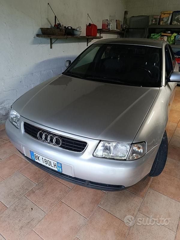 Grigio Usata 2000 Audi A3 Tre volumi | 900 € (Ottimo prezzo) - Immagine 1/4