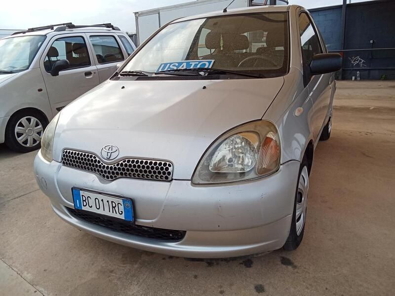 Usata Toyota Yaris Sol 68 CV (50 kW) 1999 Grigio Berlina