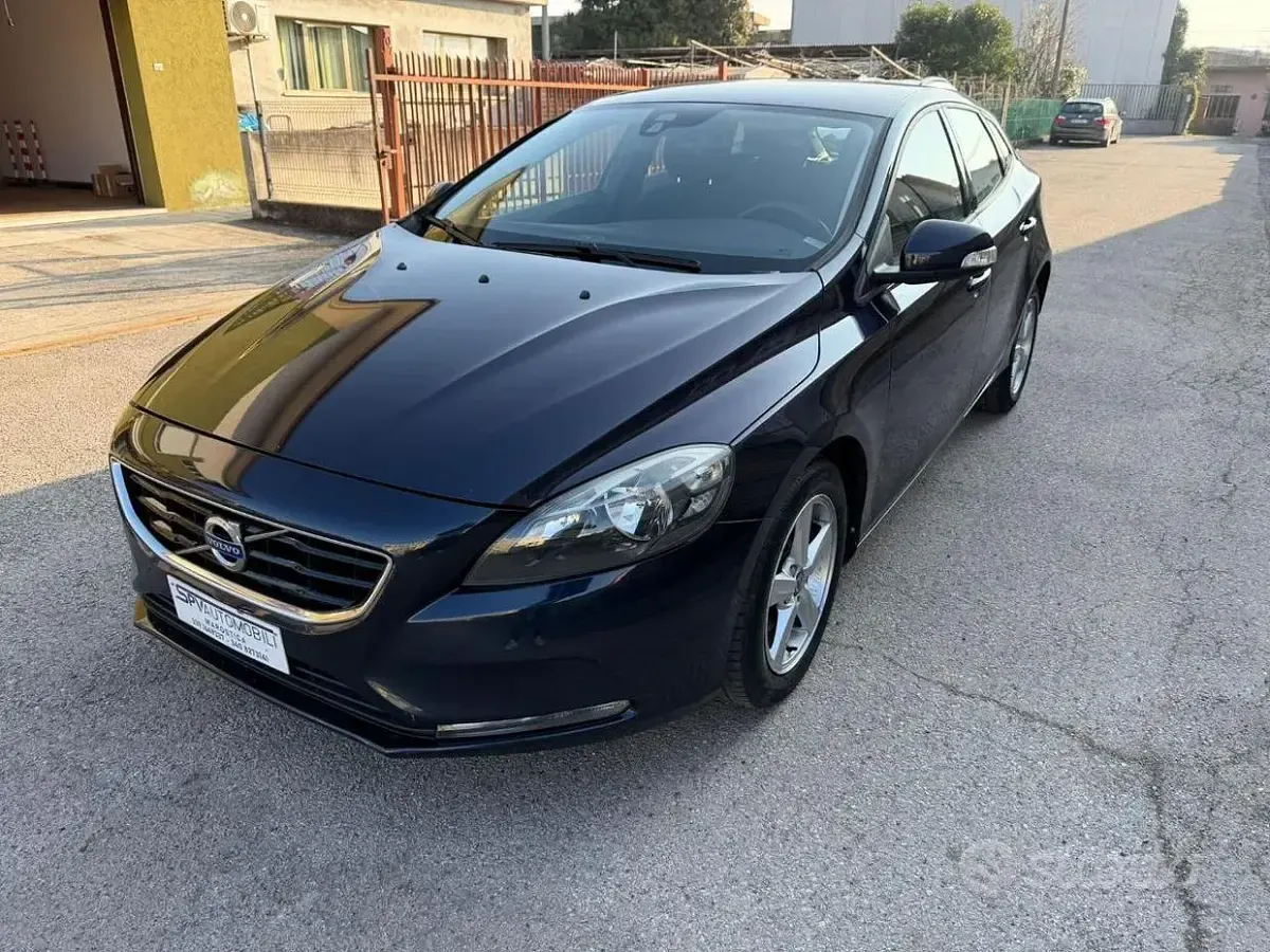 Usata Volvo V40 120 CV (88 kW) 2016 Blu Berlina