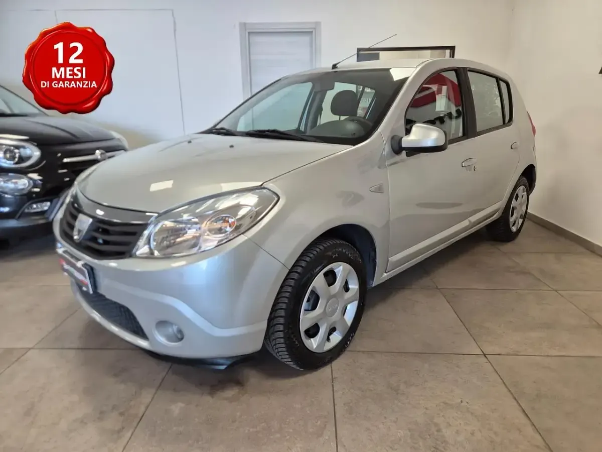 Usata Dacia Sandero Lauréate 76 CV (55 kW) 2010 Argento Berlina