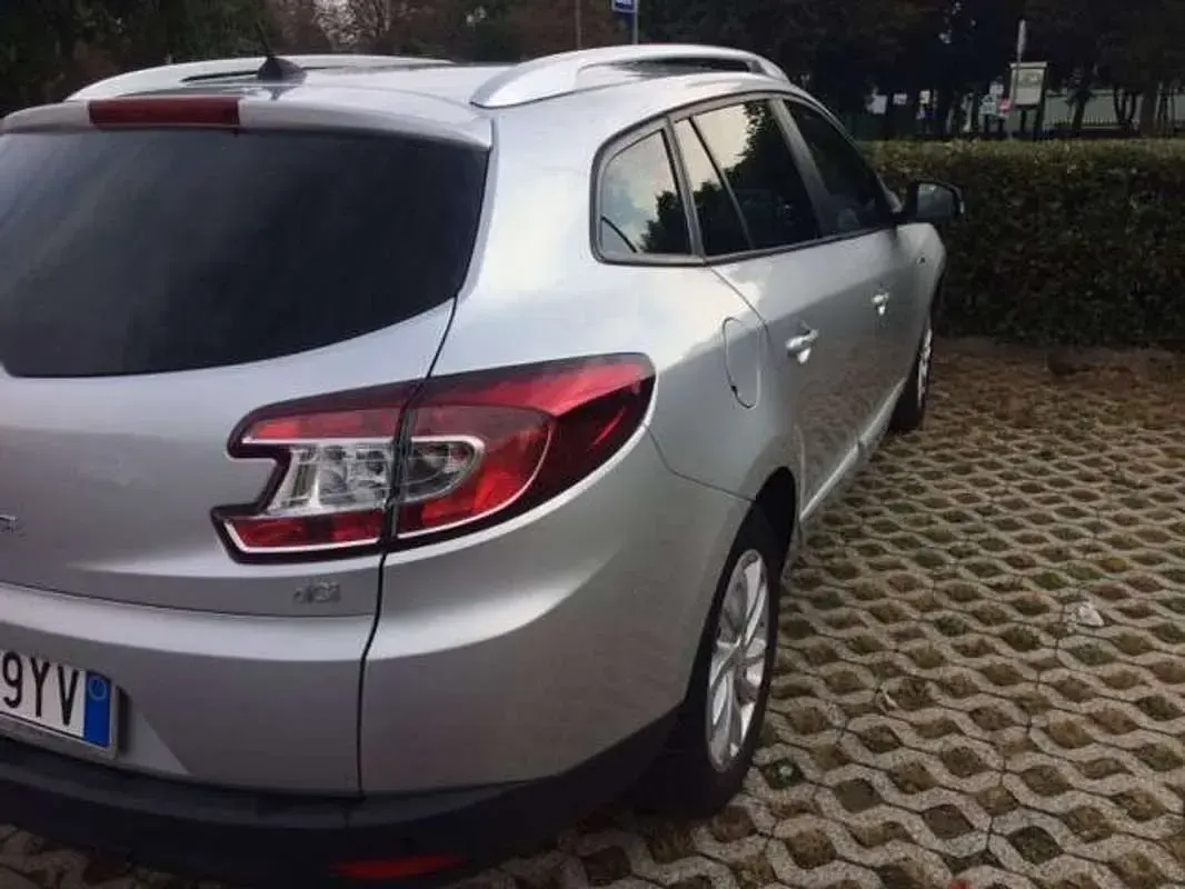 Usata Renault Mégane GrandTour LIMITED 110 CV (80 kW) 2016 Argento Station wagon