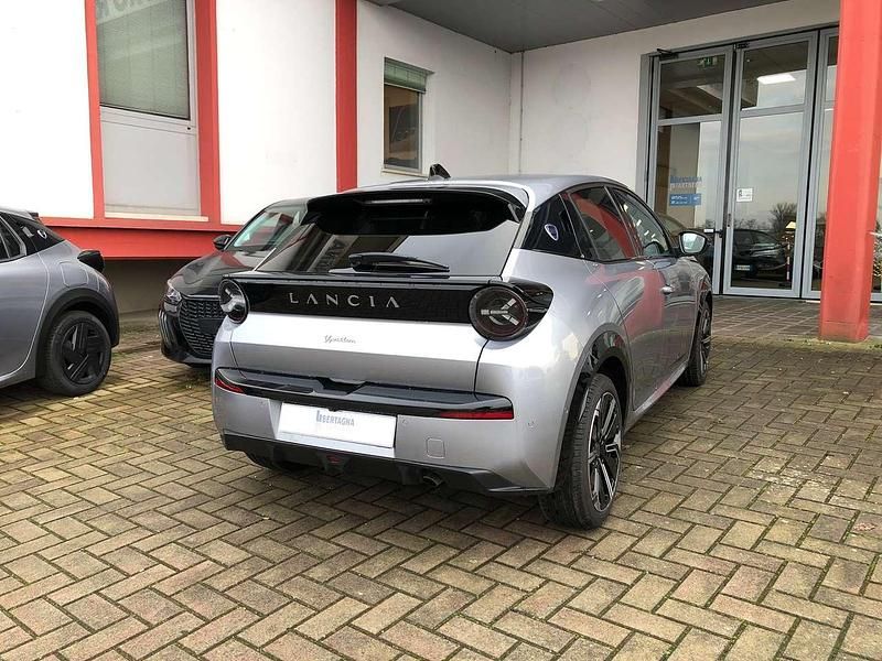 Usata Lancia Ypsilon 101 CV (74 kW) 2025 Grigio Utilitaria