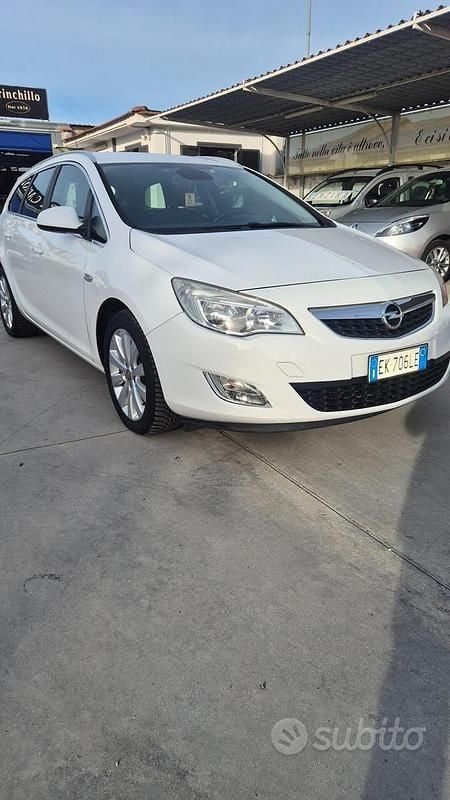 Usata Opel Astra Cosmo 110 CV (80 kW) 2012 Bianco Station wagon