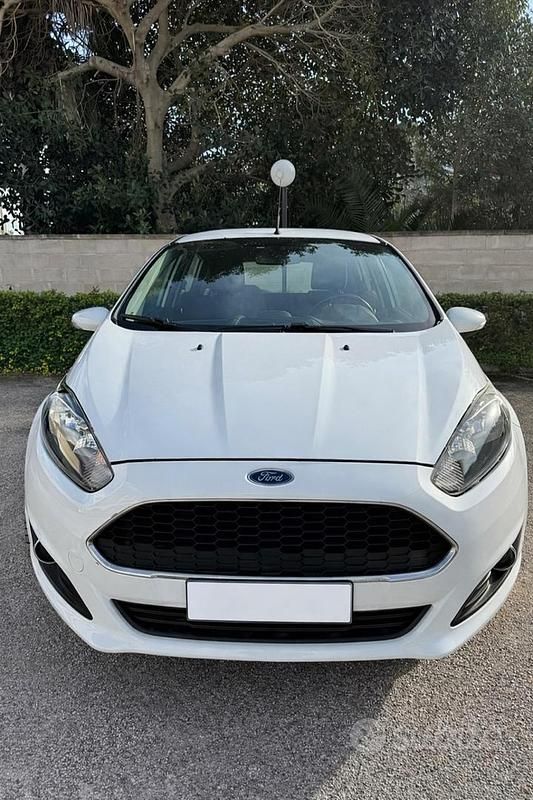 Usata Ford Fiesta 75 CV (55 kW) 2016 Bianco Utilitaria