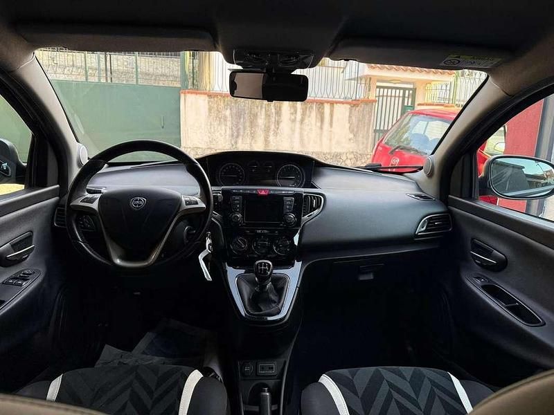 Usata Lancia Ypsilon Gold 69 CV (50 kW) 2018 Blu/azzurro Utilitaria