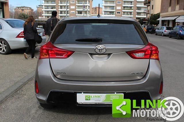 Second-hand Toyota Auris Active 90 CP (66 kW) 2014 Gri Berlinǎ