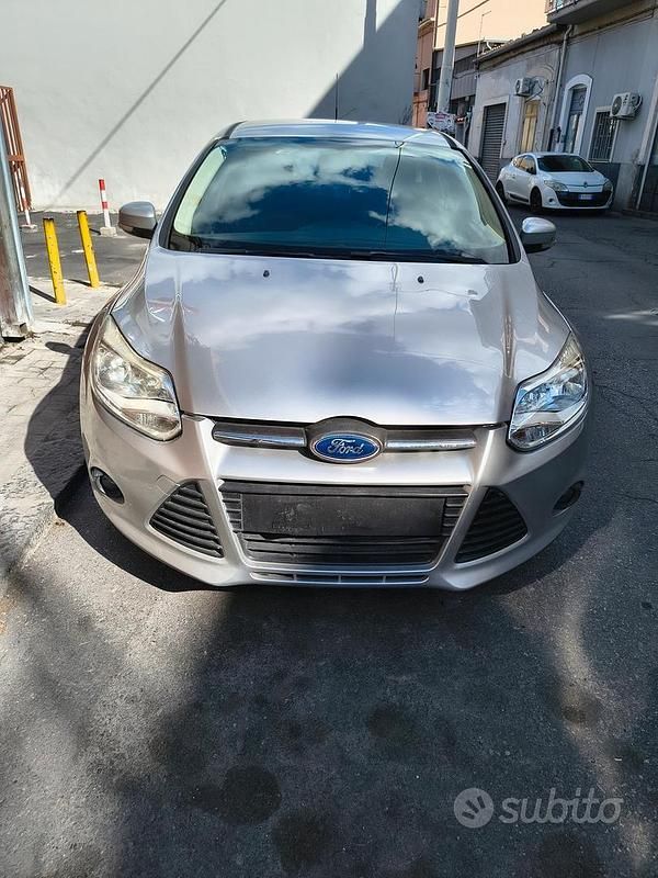 Grigio Usata 2012 Ford Focus Tre volumi | 6000 € (Buon prezzo) - Immagine 1/4