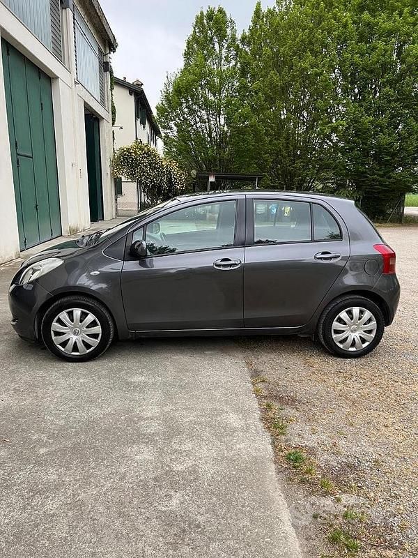 Usata Toyota Yaris 87 CV (63 kW) 2008 Grigio Utilitaria