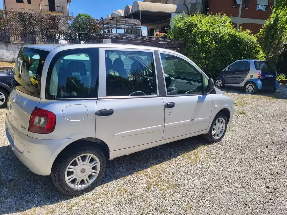 Usata Fiat Multipla 103 CV (75 kW) 2008 Grigio Monovolume