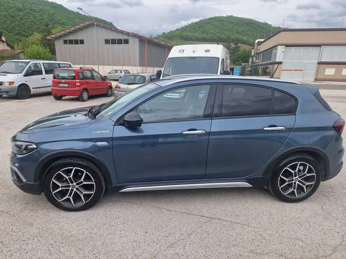 Usata Fiat Tipo Cross 101 CV (74 kW) 2022 Ocean blue Berlina