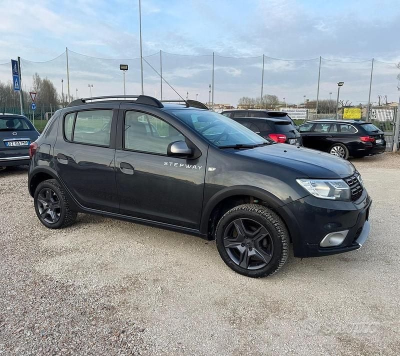 Usata Dacia Sandero 90 CV (66 kW) 2017 Grigio Berlina