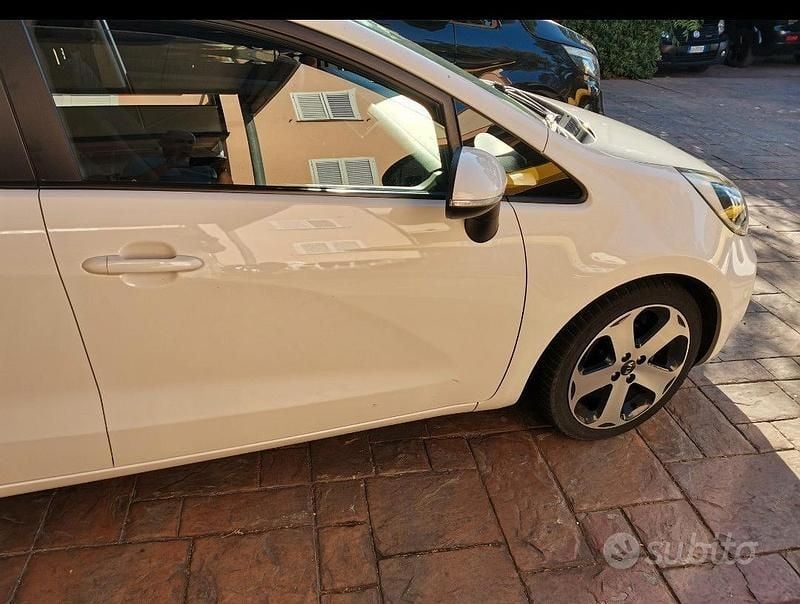 Usata Kia Rio 75 CV (55 kW) 2013 Bianco Utilitaria