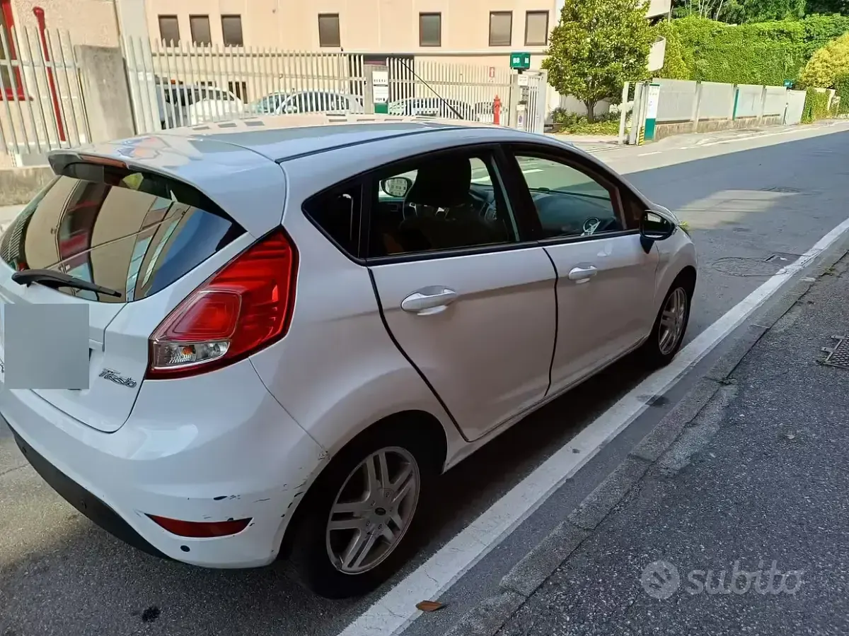 Usata Ford Fiesta 75 CV (55 kW) 2013 Berlina