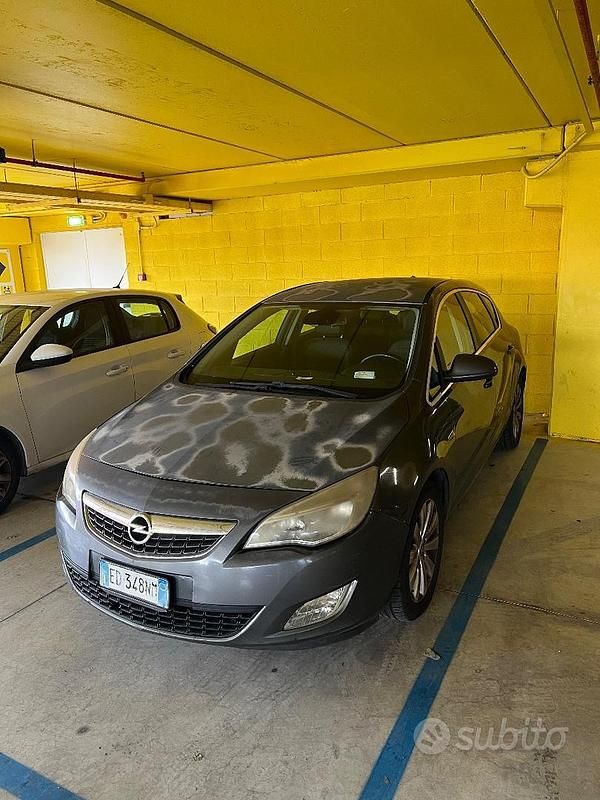 Grigio Usata 2010 Opel Astra Tre volumi | 1300 € (Buon prezzo) - Immagine 1/4