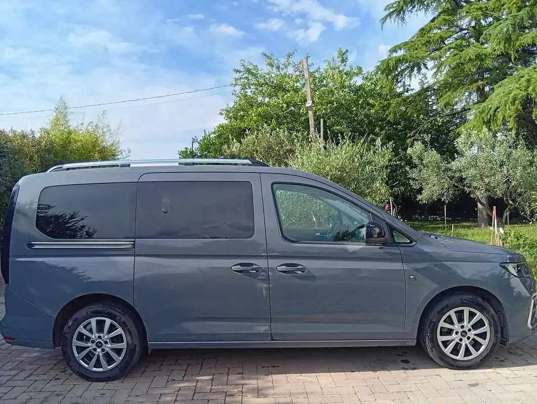 Usata Ford Tourneo Connect Titanium 122 CV (89 kW) 2023 Grigio Monovolume