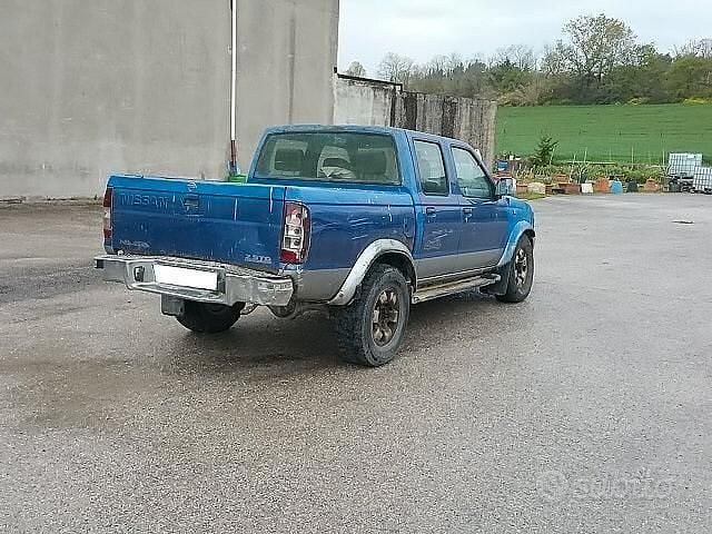 Usata Nissan Navara 103 CV (75 kW) 1999 Blu Pick-up
