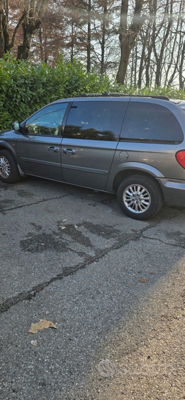 Grigio Usata 2006 Chrysler Voyager Monovolume | 3000 € (Buon prezzo) - Immagine 1/2