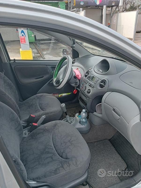 Usata Toyota Yaris 75 CV (55 kW) 2003 Grigio Utilitaria