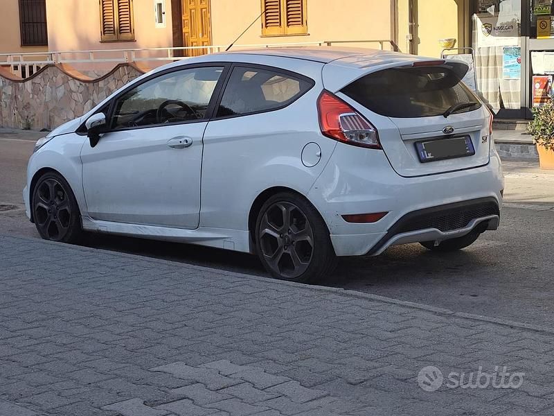 Bianco Usata 2017 Ford Fiesta Due volumi | 9000 € (Super prezzo) - Immagine 1/3