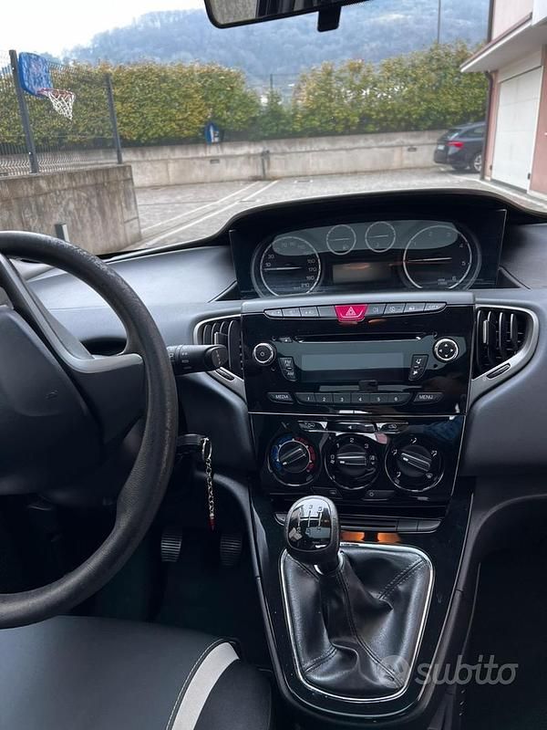 Usata Lancia Ypsilon 95 CV (69 kW) 2015 Nero Utilitaria