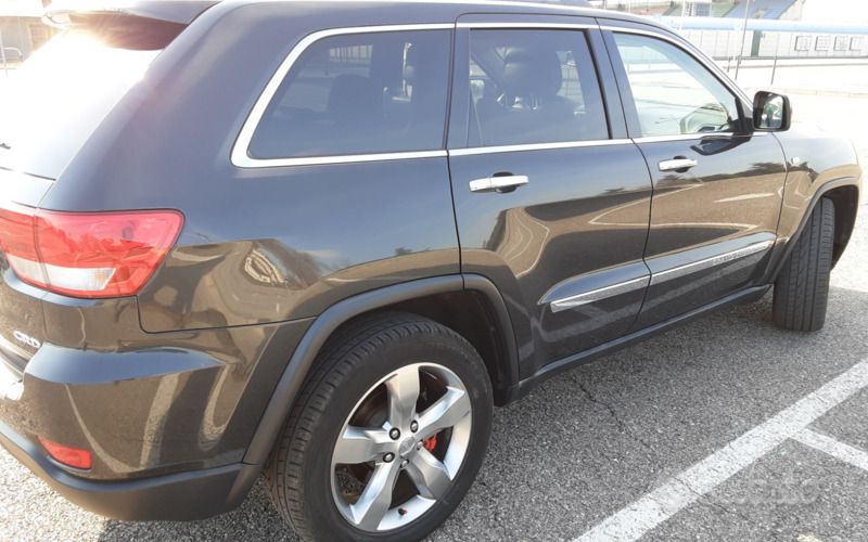 Usata Jeep Cherokee Overland 240 CV (176 kW) 2011 Nero SUV