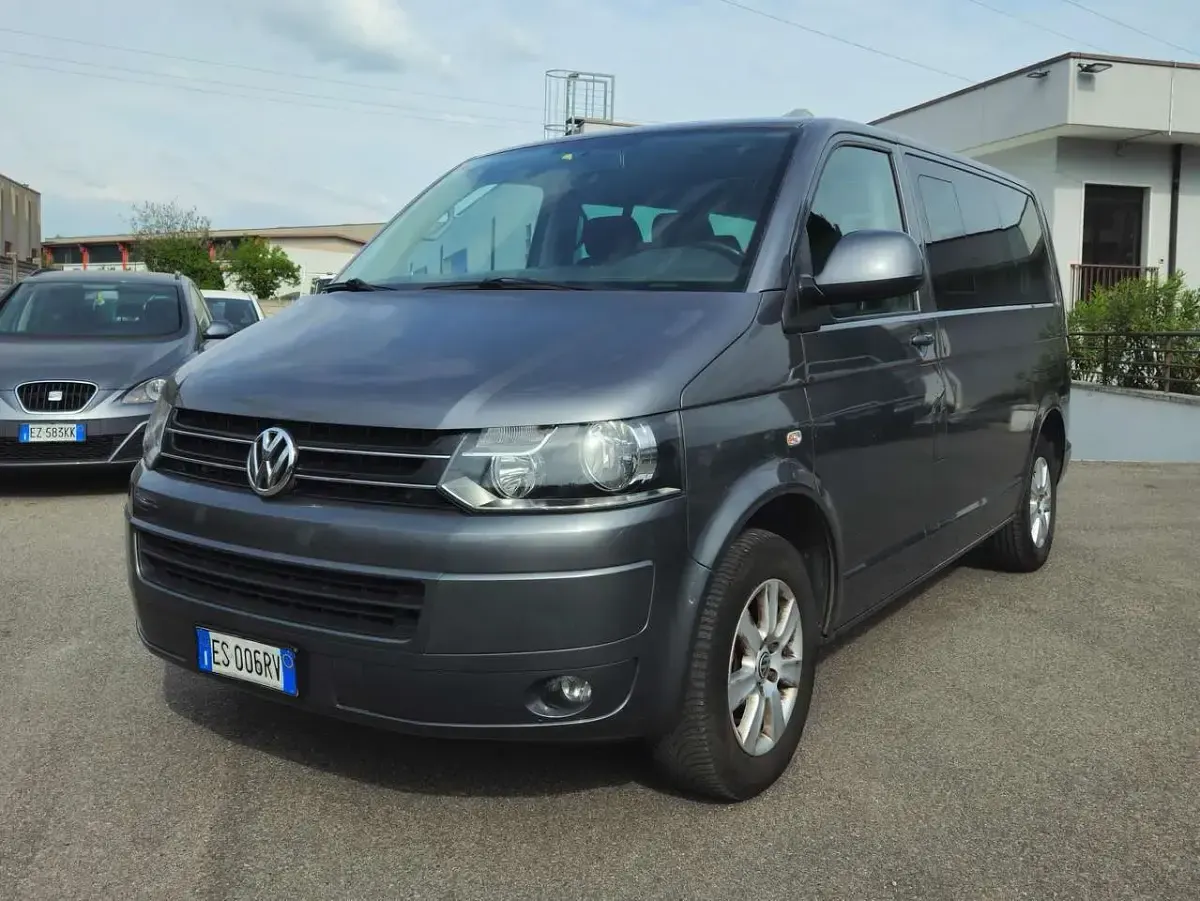 Usata VW Caravelle 140 CV (102 kW) 2013 Grigio Furgone