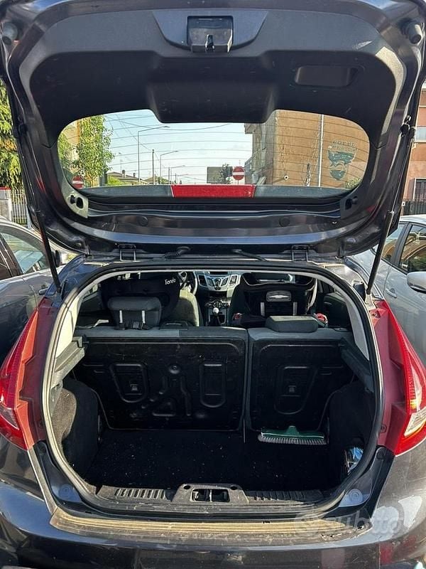Second-hand Ford Fiesta 97 CP (71 kW) 2010 Negru Berlinǎ