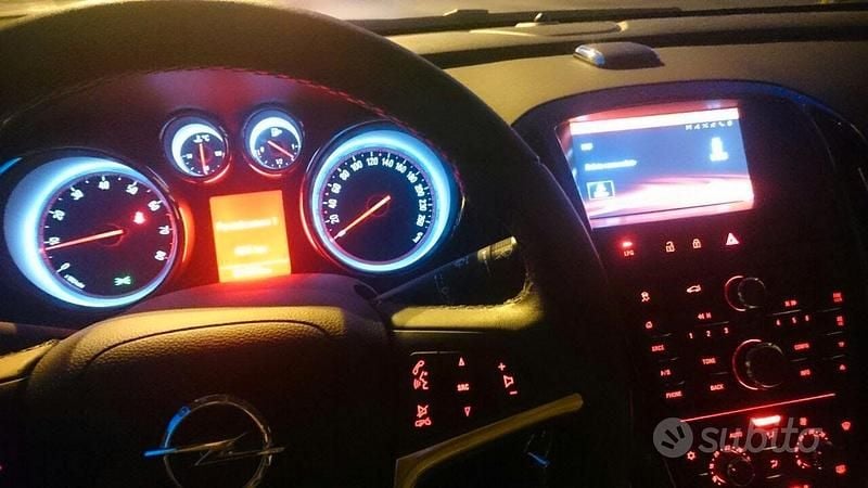 Usata Opel Astra 140 CV (102 kW) 2015 Berlina