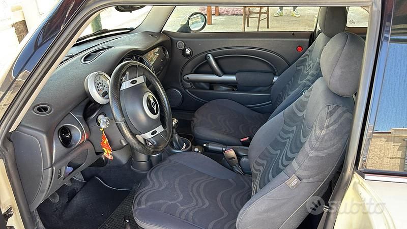Usata Mini Cooper 90 CV (66 kW) 2004 Bianco Utilitaria