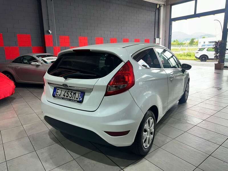 Usata Ford Fiesta Titanium 82 CV (60 kW) 2011 Bianco Utilitaria