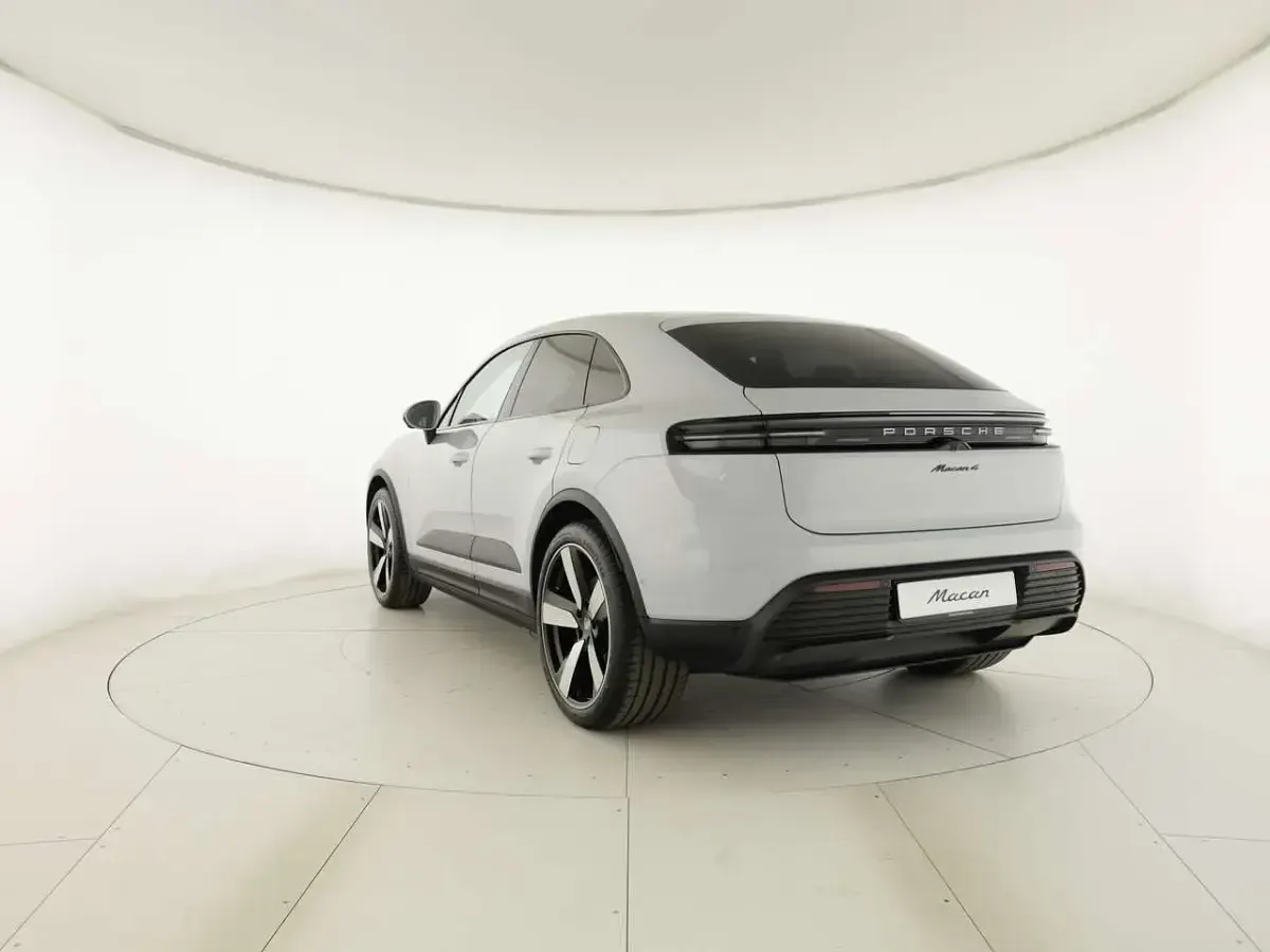 Nuova Porsche Macan 330 kW (449 CV) 2026 Grigio ghiaccio metallizzato SUV