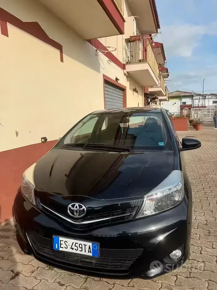 Usata Toyota Yaris 69 CV (50 kW) 2013 Nero Utilitaria
