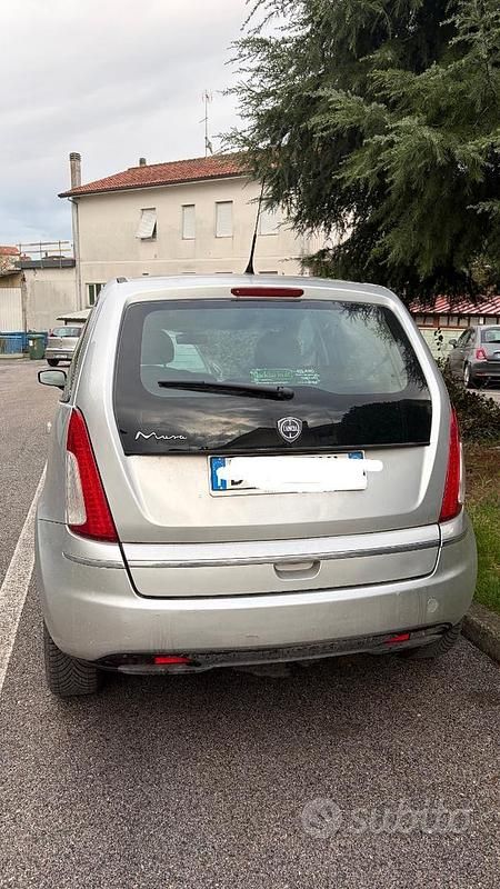 Usado Lancia Delta 75 CV (55 kW) 2009 Gris Utilitario