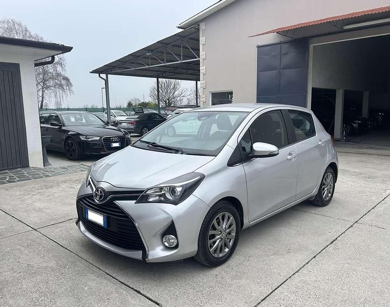 Usata Toyota Yaris Active 69 CV (50 kW) 2017 Argento Berlina