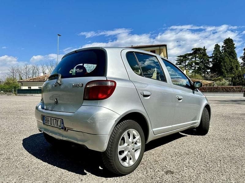 Usata Toyota Yaris Sol 68 CV (50 kW) 2000 Grigio Berlina