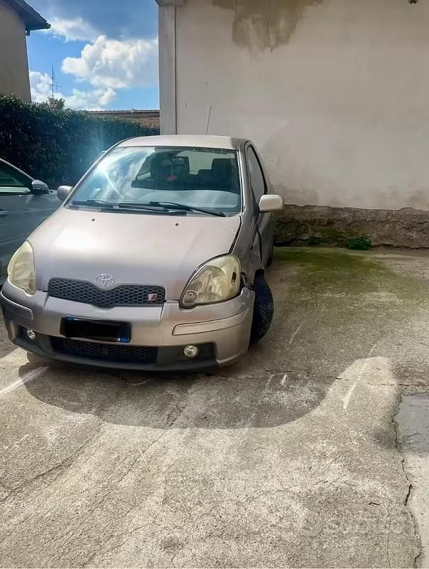 Usata Toyota Yaris 105 CV (77 kW) 2004 Grigio Utilitaria