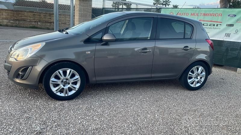Usata Opel Corsa Cosmo 75 CV (55 kW) 2011 Marrone Utilitaria