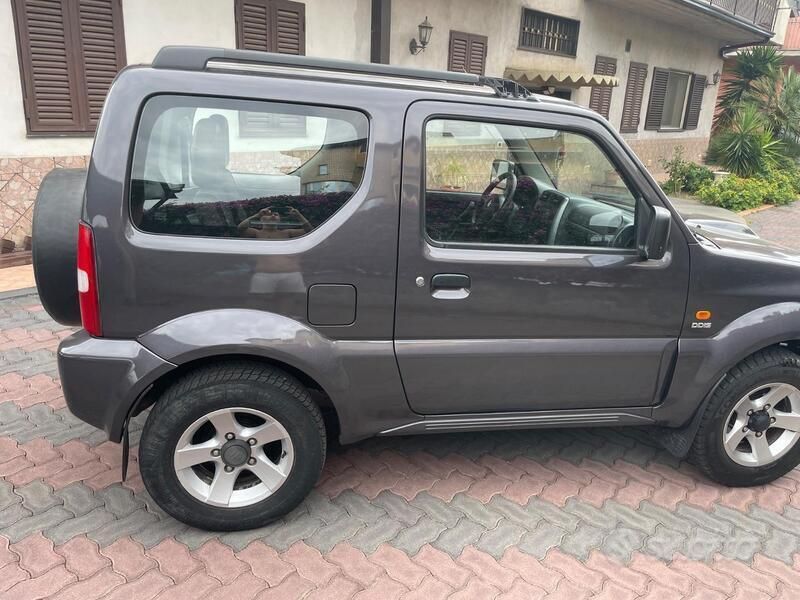 Usata Suzuki Jimny 86 CV (63 kW) 2010 Grigio SUV