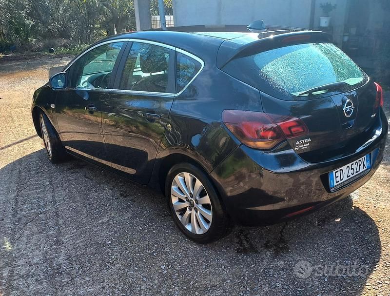 Nero Usata 2011 Opel Astra Tre volumi | 1700 € (Ottimo prezzo) - Immagine 1/4
