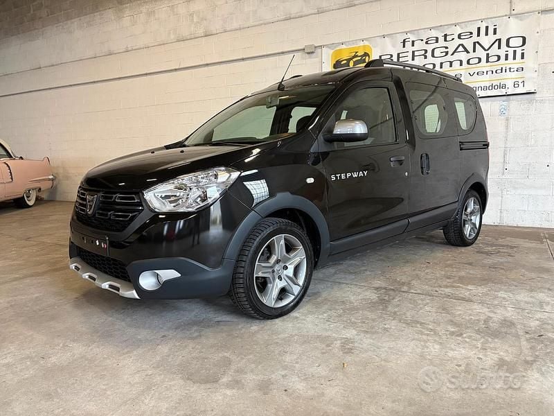 Usata Dacia Dokker Stepway 95 CV (69 kW) 2020 Nero Monovolume